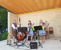 Bild: gi
Gut kommen der musikalische Frühschoppen und das Mittagessen der CSU-Familie im Generationenpark in Moosbach. Die „3 Z´s“ begeistern das Publikum.