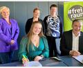 Bild: Landratsamt Wunsiedel/exb
Glückwünsche zur Vertragsunterzeichnung: Vorne Lea Wildenauer und Landrat Peter Berek, hinten von links Kornelia Schaffhauser (Gesundheitsbeauftragte des Landkreises), Nina Ziesel (Gesundheitsregion plus), Martina Busch (Gesundheitsregion plus).