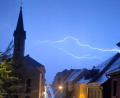 Bild: Lina Sladky/exb
Im Unwetter Freitagnacht gelang der 14-jährigen Lina Sladky ein besonderer Schnappschuss. Sie fotografierte einen Blitz über der Klosterkirche in Tirschenreuth.
