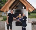 Bild: wku
Jan und Nina Brehm mit dem kleinen Berti vor dem neuen Backofen.
