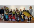 Bild: Stadt Tirschenreuth/exb
Die Kinder waren von den vielen verschiedenen, lebensechten „Stoff-Fischen“ begeistert, die Herta Zölch (Foto, r.) als Anschauungsmaterial bereitgestellt hatte.