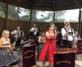 Bild: krb
Die Störnsteiner Blasmusik gestaltet die Serenade in Neustadt trotz Regen.