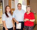 Bild: Welnhofer/exb
Die Seniorenbeauftragte der AWO Oberviechtach, Juane Demleitner (rechts) hatte Karl Wilhelm, Bestatter aus Neunburg, und Juli Winkler, Bürokauffrau im Bestattungswesen, für den Vortrag gewinnen können.