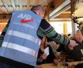 Bild: Würth, Wolfgang
Ein AfD-Wahlhelfer verteilt Stimmzettel im Gasthaus Igl bei Püchersreuth. Das Ergebnis der Nominierung möchte Wolfgang Pöschl nicht akzeptieren.