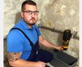 Bild: Jürgen Brunner/exb
Stadtwerke-Monteur Philipp Neidl zeigt, wie ein Trinkwasserfilter gereinigt wird. Wichtig ist nach Angaben der Stadtwerke, den Filter gut durchzuspülen.