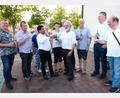 Bild: mab
Mit Pfarrer Heinrich Rosner (Vierter von rechts) und vielen Pfarreiangehörigen stieß der beliebte, scheidende Pfarrvikar Sebastian (vorne Mitte) auf neue Aufgaben und zum Dank für das hier in der Pfarrei entgegengebrachte Vertrauen an.