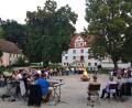 Bild: VG Kemnath/exb
Bürgermeister Hans Walter (Vorne am Mikrofon) erzählte im Schlosshof Wolframshof Lagerfeuergeschichten und regionale Sagen.