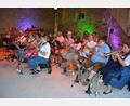Bild: jr
Die „Kannaschreither Höidlbrummer“ spielten am Samstagabend beim 20. Weinfest im Schafferhof zünftige böhmische und bayerische Blasmusik.