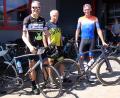 Bild: u
Beim „19. Pirker Kreisel“ gab es eine Premiere: Mit Ex-Radrennprofi Andreas Schillinger (rechts) beteiligte sich erstmals ein Tour-de-France- und Giro-d’Italia-Teilnehmer an der Benefiz-Sportveranstaltung. Darüber freute sich Kreisel-Gründer Josef Böller (Mitte) genauso wie über die Teilnahme des einarmigen Michael Reichart (links).