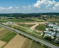 Luftbild: Robert Eger/exb
Die Aufnahme zeigt den Baufortschritt auf dem neuen Gewerbe- und Industriegebiet an der A 93. Links oben die Firma Igl.