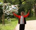 Bild: Anita Pedall/exb
Seifenblasen in XXL: eine der Kreativaktionen beim Ferienprogramm im Bildungshaus Kloster Ensdorf.