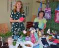 Bild: jr
Lenka Schröter (links) und Helga Sporrer mit ihren Handarbeiten.