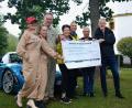 Bild: Annett Obermeyer, Sportwagencharity/exb
Der Verein Sportwagencharity übergibt eine Spende von 2500 Euro an den Verein Flika (von links): Tina Heinzmann, Alwina Schmidt, Harald Späth, Vorsitzende Margit Meier und Kassier Oskar Schmidt von Flika, Rainer Ruis und Alexander Heckel.