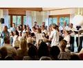 Bild: Michael Luber/exb
Als Gemeinschaftschor singen die beiden Chöre Happy Voices (Hintergrund) und Herzwärts (Vordergrund) zwei Zugaben. Die Chorleiterin von Herzwärts, Gertrud Siegert (links) moderiert den Abend, die Chorleiterin von Happy Voices, Andrea Eichenseer (ganz rechts, mittlere Reihe), hat sich in den Chor eingereiht.