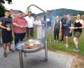 Bild: no
Steaks und Bratwürste hat der Ortsvorsitzende der Jungen Union, Manuel Koller (links), für die Premierengäste beim "Angrillen" am neuen Jugend-Treffpunkt in Illschwang aufgelegt.