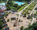 Luftbild: Florian Fritsch
Blick von oben auf den Campingpark Nabburg: Im Vordergrund stehen die ersten Tiny-Häuser. Der Platz wird mit weiteren gefüllt. Die grünen Parzellen stehen Campern zur Verfügung.