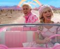 Bild: -/Courtesy of Warner Bros. Pictures/dpa
In "Barbie-Land" tragen auch Männer Pink – wieso nicht auch in der echten Welt?