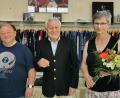 Bild: Werner Hopf/exb
Hans Jochen Müller von Hajo-Strick in Weiden gratuliert Johann Lang (links) und Regina Treml zum Arbeitsjubiläum.