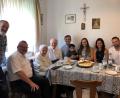 Bild: Michael Häring/exb
Im Kreise ihrer Familie feierte Cäzilia Häring (Dritte von links) ihren 95. Geburtstag. Auch Bürgermeister Alfred Stier (Zweiter von links) gratulierte. Mittlerweile lebt die Jubilarin bei ihrem Sohn, Stadtpfarrer Josef Häring, in Neustadt/WN.