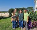 Bild: Thomas Dobler
Johannes Ziereis (rechts) und seine Schwester Veronika und die Eltern Marion und Johann Ziereis (links): Die Gärtnerei wird in der zweiten Generation betrieben und stellt sich baulich gerade fast völlig neu auf.