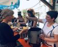Bild: wro
Die Küche ließ am Sonntag auch die Vorsitzende der Frauen-Union Wiesau, Rita Korb (links), kalt. Die Essensausgabe betreute unter anderem Stefflwirtin Odette Summer (rechts).