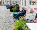 Bild: Petra Hartl
"Mehr Grün, weniger Blech" fordert die IG Menschengerechte Stadt in Amberg. Und kapert dafür am Samstagvormittag zwei Parkplätze in der Altstadt mit Leiterwagen und Topfpflanzen.