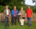 Bild: jr
Aus der Kasse des aufgelösten MGV Steinmühle übergaben Stefan Werner (Zweiter von links), Josef Siller (links) und Willi Klotz 2000 Euro für die Aktion Feuerkinder an Dr. Annemarie Schraml.