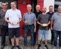 Bild: do
Jeweils 150 Euro spendet die FWG an die Jugend der Feuerwehr, des FC Vorbach und der BRK-Bereitschaft Kirchenthumbach. Unser Bild zeigt von links Matthias Schickentanz (FFW), Andreas Zaus von der BRK-Bereitschaft Kirchenthumbach, Stephan Meier (FC-Jugendleiter), Robert Biersack (FWG), Marius Meier (FFW) und die FW-Kommandanten Tobias Lautner und Stefan Lautner.