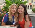 Bild: ubb
Felicitas und Larissa Lindner (von links) strahlen beim Erzählen über ihre Tanzauftritte bei Konzerten 
von Peter Fox.