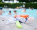 Bild: Annette Riedl/dpa/Symbolbild
Eine Taucherbrille und Schnorchel liegen in einem Schwimmbad am Beckenrand.