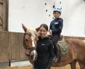 Bild: mma
Drei glückliche Teilnehmer: Die Kinder dürfen auf geführten Pferden durch die Halle reiten.