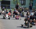 Bild: gf
Mit Tret- und Bobby-Cars brettert die „Löschbande“, so der Name der Schnaittenbacher Kinderfeuerwehr, die Rennstrecke runter zum Georg-Landgraf-Platz.