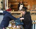 Archivbild: Petra Hartl
Zum ersten Mal war der Amberger Bauernmarkt dieses Jahr im Sommerurlaub. Am Freitag, 25. August, sind die Beschicker um Vorsitzende Angelika Hüttner (im Hintergrund) zurück auf dem Amberger Marktplatz.