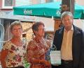 Bild: Agnes Härtl, Katholischer Frauenbund Waldthurn/exb
Martina Bodensteiner (links) und Sieglinde Zielbauer überreichen Pfarrer Norbert Götz 1500 Euro zur Renovierung des Fahrenberger Rosenkranzweges.