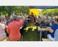 Bild: Silvia Beck/exb
Zu ihrem Sommerfest treffen sich die Senioren an einem schattigen Plätzchen.