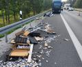 Bild: Feuerwehr Haselmühl/exb
Teile der Ladung landeten auf der Straße, nachdem ein Kleintransporter auf der A6 bei Ebermannsdorf einen Pannen-Lkw auf dem Seitenstreifen gerammt hatte.