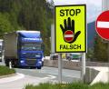 Bild: Karl-Josef Hildenbrand/dpa
Ein Schild warnt auf einer Raststätte an der Brennerautobahn A13 bei Schönberg (Österreich) vor dem Befahren der Autobahn in die falsche Richtung.
