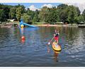 Bild: exb
Rettungsschwimmerin Ingrid Schmidt, von der Wasserwacht Eschenbach befährt mit dem Rettungsboard den Schwimmerbereich des Rußweiher.