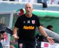 Bild: Sven Hoppe/dpa
Jahn-Trainer Joe Enochs war mit dem 0:0 gegen Dortmund II unzufrieden.