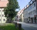 Bild: Gabi Schönberger
Die Schulgasse in Weiden mit dem Alten Schulhaus (links) im Jahr 2023.