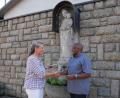 Bild: gz
Die Seniorenleiterin Elisabeth Würfl übergibt Kaplan Basil Bazir Ngwega 300 Euro für seine Heimatpfarrei in Tansania.