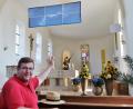 Bild:  Thomas Dobler
Himmel ist nicht nur der Ort, wo Christen traditionell Gott vermuten. "Himmel" gibt's auch als Kunst, oben aufgehängt in der Klardorfer Pfarrkirche. Das Foto zeigt das Kunstwerk "blau 1" des Regensburgers Martin Rosner.