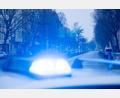 Symbolbild: Christoph Soeder/dpa
Ein Blaulicht leuchtet auf dem Dach eines Streifenwagens der Polizei.