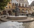 Bild: Michael Golinski, Stadt Amberg/exb
Nicht zum ersten Mal quoll am Donnerstag Schaum aus dem Hochzeitsbrunnen am Marktplatz in Amberg.