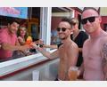 Bild: jr
Markus Schönmann (links) und Lebensgefährtin Gabriele Hacker geben hier durch das Fenster des Mitterteicher Freibad-Kiosks Getränke an die Badegäste Kevin (rechts) und Robert aus Marktredwitz aus.