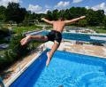 Bild: Petra Hartl
Nur Fliegen ist auch im Sulzbach-Rosenberger Waldbad schöner – und zwar ins mit 26 Grad erfrischend temperierte Springerbecken.