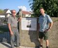 Bild: sh
In Abstimmung mit Stadtpfarrer Josef Irlbacher und Friedhofsverwalter Thomas Görlich jun. (rechts) hat Hobbychronist Hans Grieger (links) an der Mauer am mittleren Friedhofseingang eine Geschichtstafel angebracht, auf der die Geschichte des Schnaittenbacher Gottesackers dokumentiert ist.