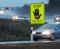 Symbolbild: Tobias Hase/dpa
Ein Schild mit der Aufschrift «Stop Falsch» warnt an der A8 bei Grabenstätt Falschfahrer. An der A6 bei Amberg gibt es solche Hinweise nicht, hier war am Mittwoch ein Geisterfahrer unterwegs.