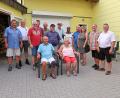 Bild: bsc
Johann Sperber (vorne links) feierte 80. Geburtstag. Mit im Bild Ehefrau Waltraud (vorne rechts), Freunde, Vereinsabordnungen sowie Sohn Alexander (Zweiter von rechts) und Schwiegertochter Bintu (Fünfte von rechts).
