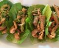 Bild:  Michael Schiffer
Wer das koreanische Feuerfleisch auf Blätter von Romana-Salat gibt, kann das Gericht als Fingerfood genießen. Dazu reicht OWZ-Küchenchef Michael Schiffer Sesam-Gurkensalat.